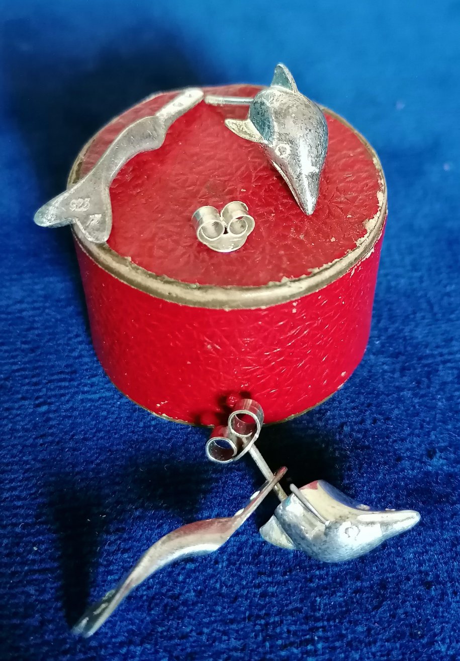 Paire de boucle d'oreille dauphin en deux parties. 