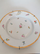 Charger l&#39;image dans la galerie, Furstenberg 18 ème, (charmante) assiète en porcelaine peinte
