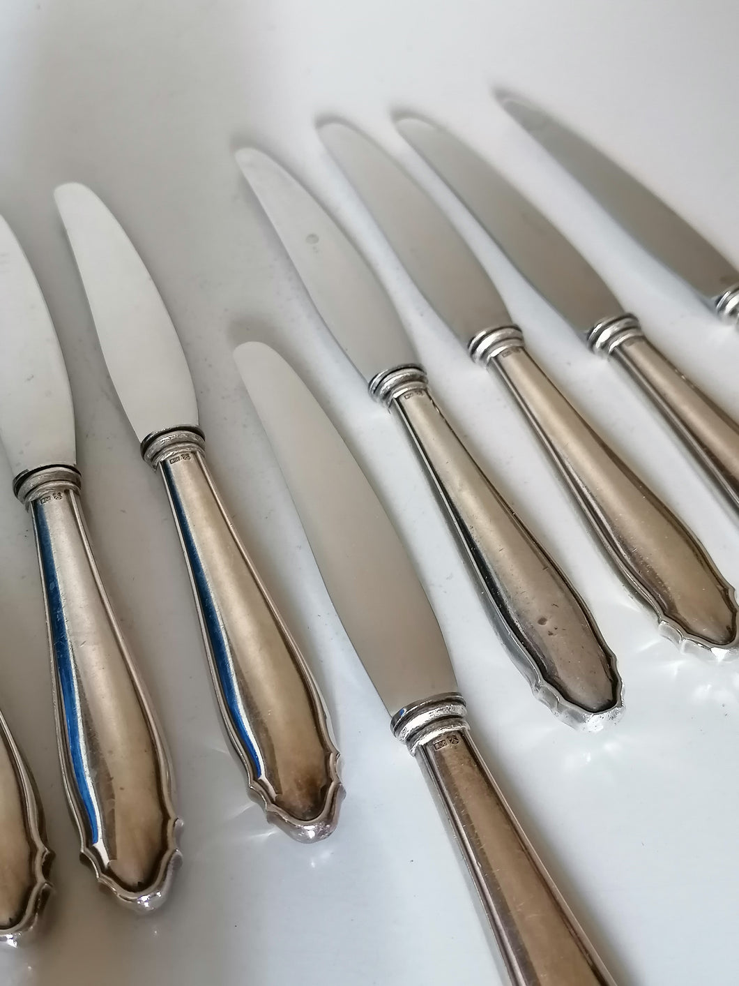 8 couteaux entre mets, manche argent