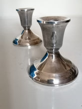 Charger l&#39;image dans la galerie, Paire de bougeoir de table en argent

