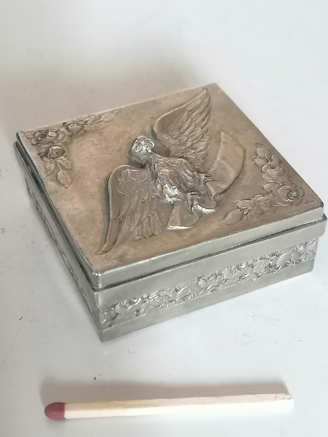 Boîte en métal avec aigle sur le couvercle