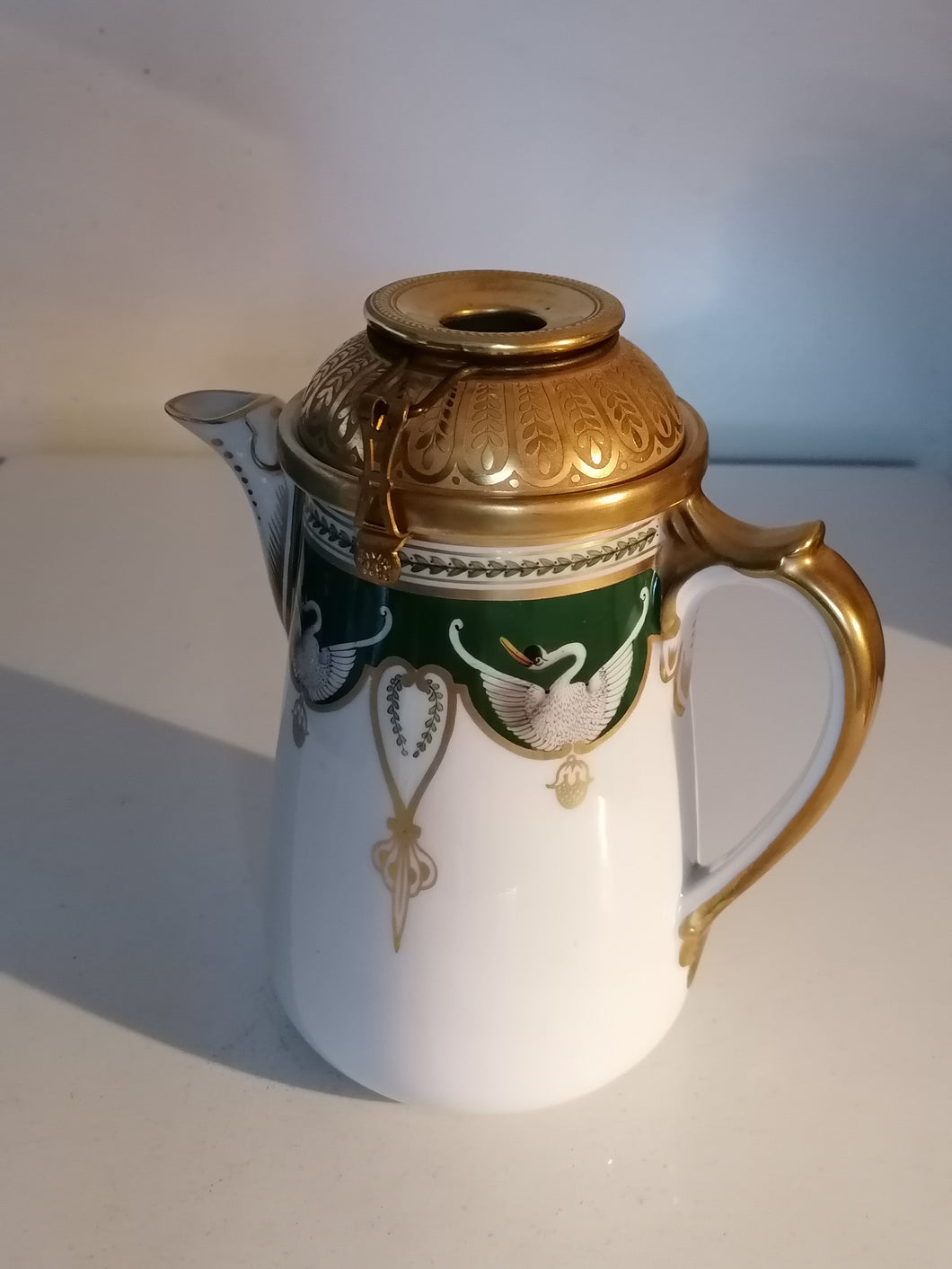 Exceptionnelle chocolatière en porcelaine peinte à la main. Modèle Empire