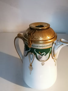 Exceptionnelle chocolatière en porcelaine peinte à la main. Modèle Empire