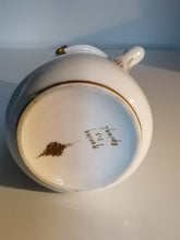 Charger l&#39;image dans la galerie, Exceptionnelle chocolatière en porcelaine peinte à la main. Modèle Empire
