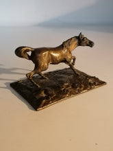 Charger l&#39;image dans la galerie, Cheval en bronze non signé.
