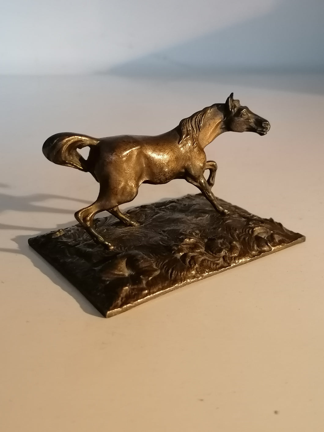 Cheval en bronze non signé.