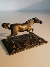 Charger l&#39;image dans la galerie, Cheval en bronze non signé.
