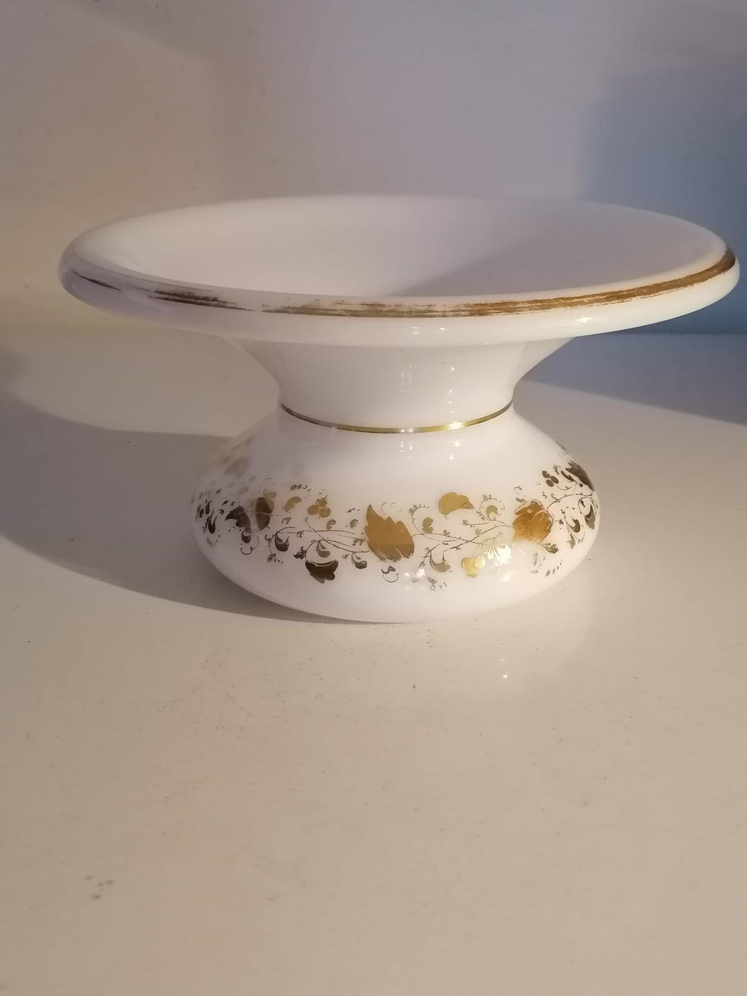 Vase en opaline blanche peint à l'or