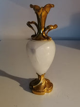 Charger l&#39;image dans la galerie, Vase en bronze doré et albâtre 
