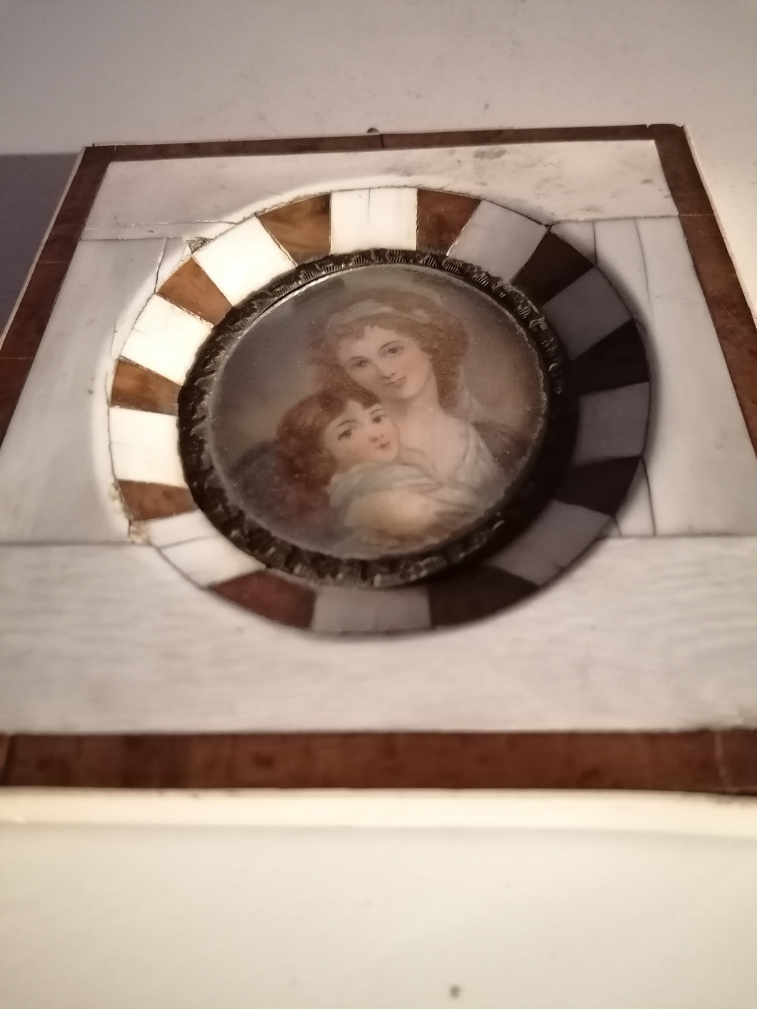 Miniature femme et enfant  ancienne