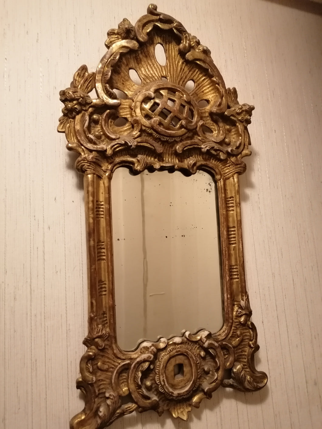Miroir à fronton  d'époque Louis XIV en bois sculpté et doré.