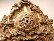 Charger l&#39;image dans la galerie, Miroir à fronton  d&#39;époque Louis XIV en bois sculpté et doré.
