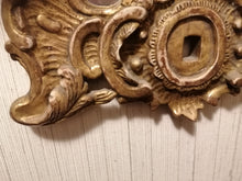 Charger l&#39;image dans la galerie, Miroir à fronton  d&#39;époque Louis XIV en bois sculpté et doré.
