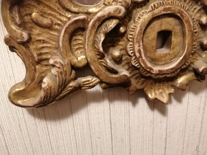Miroir à fronton  d'époque Louis XIV en bois sculpté et doré.