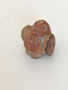 Oiseau sculpté dans une noix.