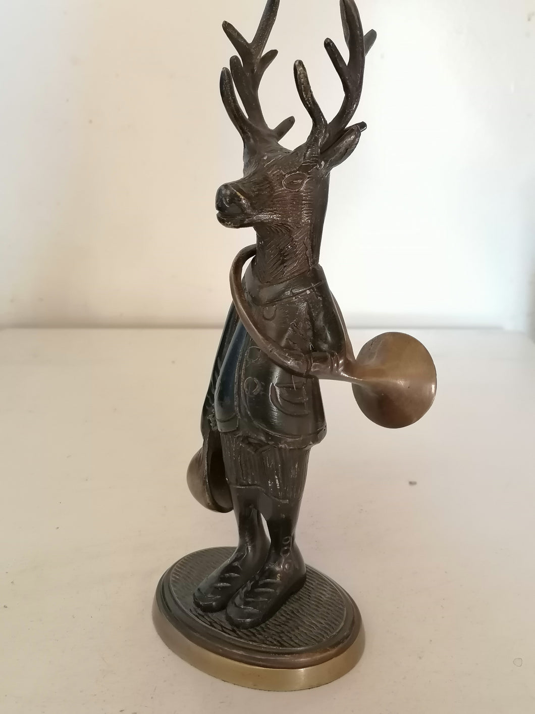 Bronze de chasse amusant avec cerf 