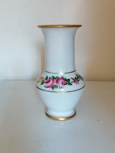 Vase en opaline blanche peinte à la main.