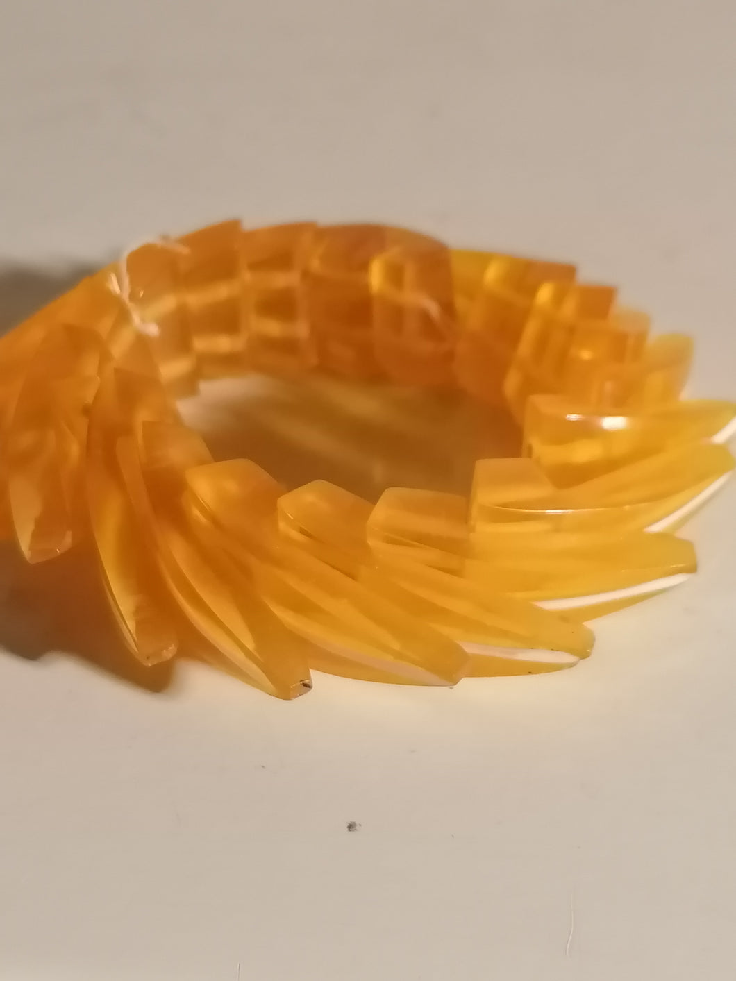 Bracelet vintage en plastique jaune