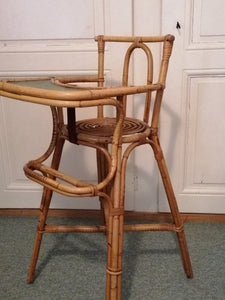 Fauteuil pour bébé vintage en rotin. 