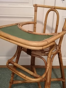 Fauteuil pour bébé vintage en rotin. 