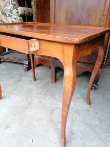 Table à cuvette d'époque Louis XV, dite cabaret.