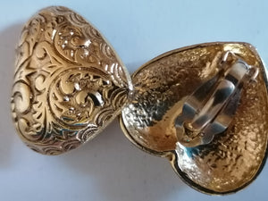 Paire de boucle d'oreille clip vintage doré, forme de cœur. 