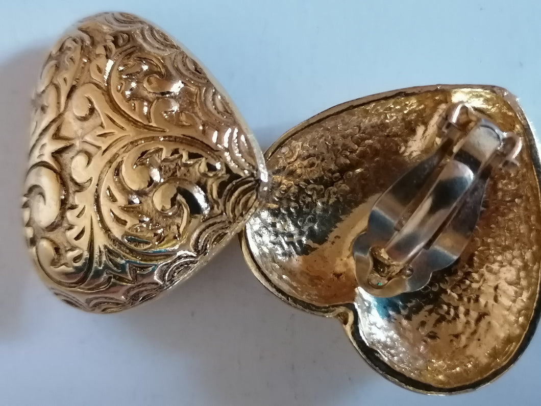 Paire de boucle d'oreille clip vintage doré, forme de cœur. 