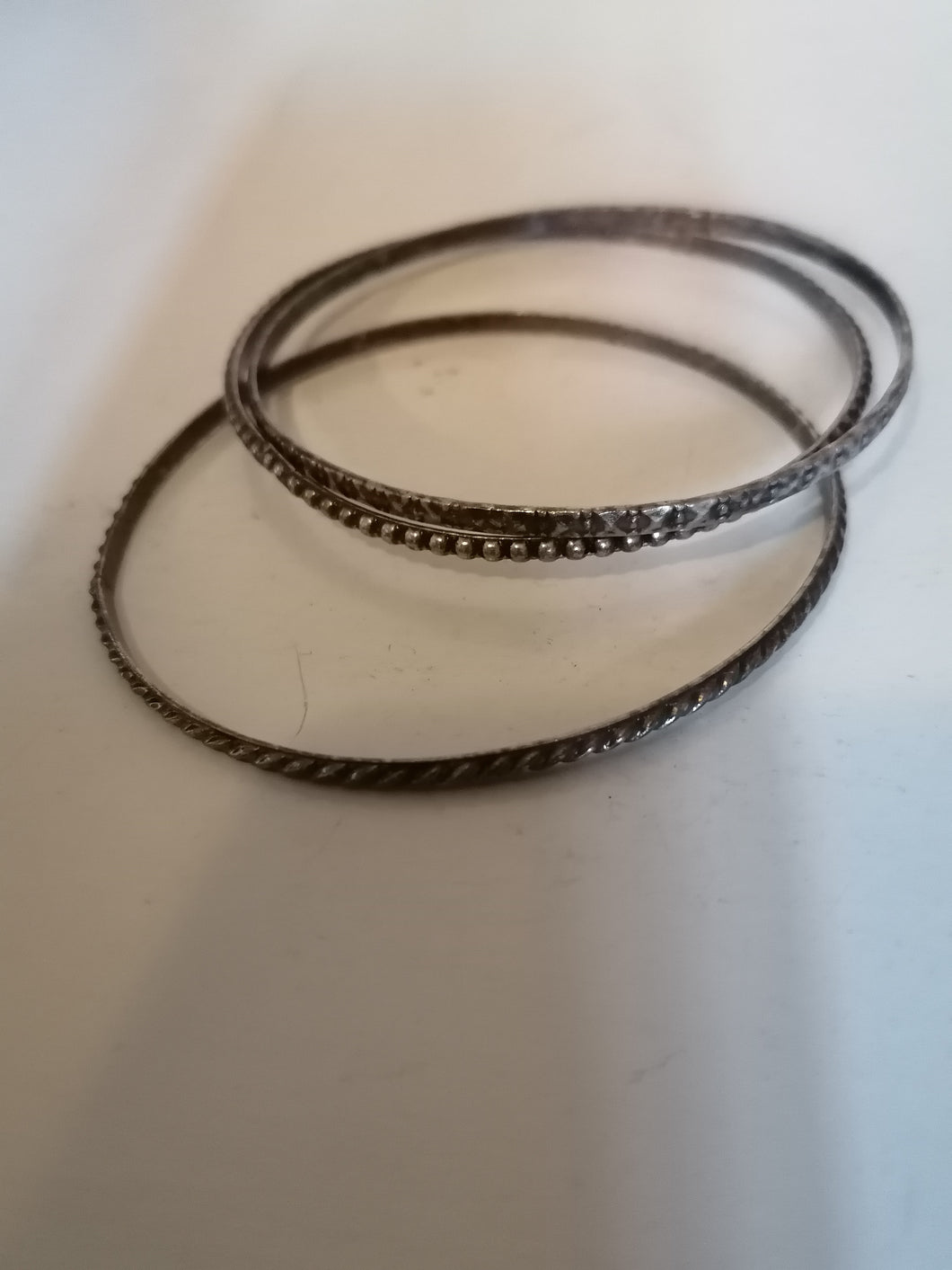 3 bracelets en métal argenté. 