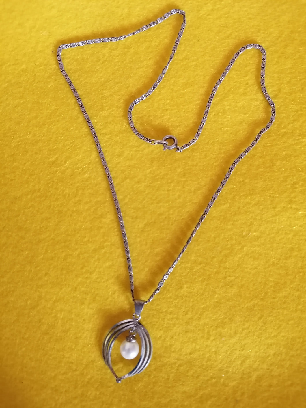 Chaîne argent avec pendentif perle rose original.