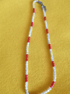 Collier en nacre, fermoir argent. 