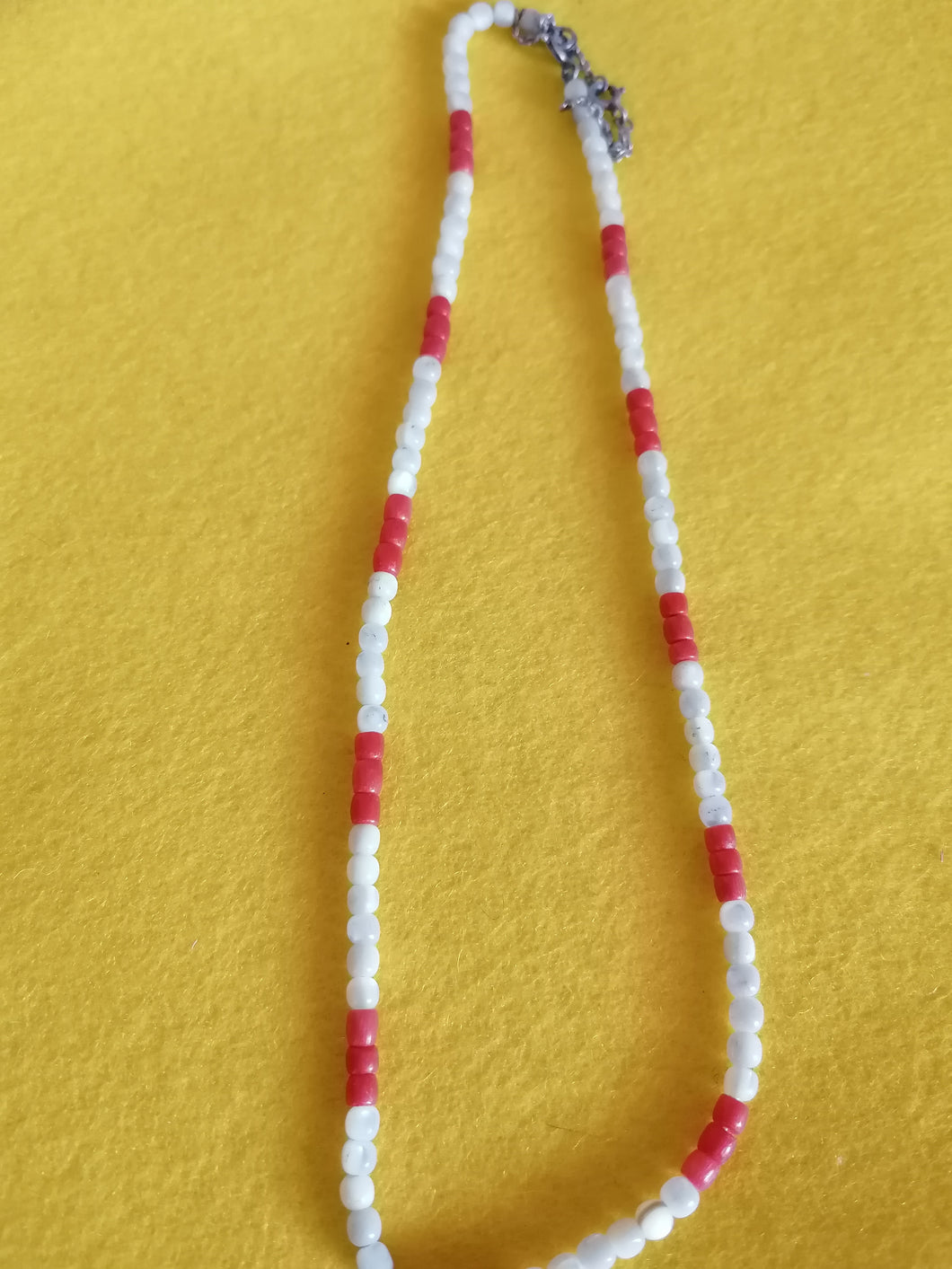 Collier en nacre, fermoir argent. 