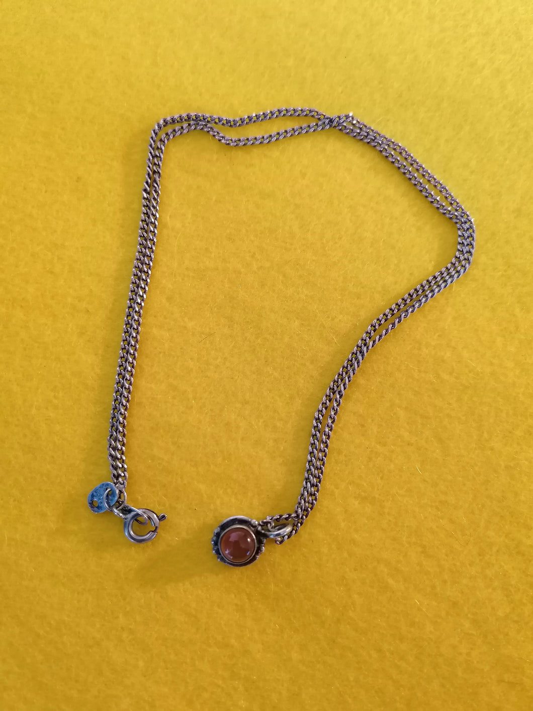 Chaîne argent avec petit pendentif cabochon pierre semi précieuse. 