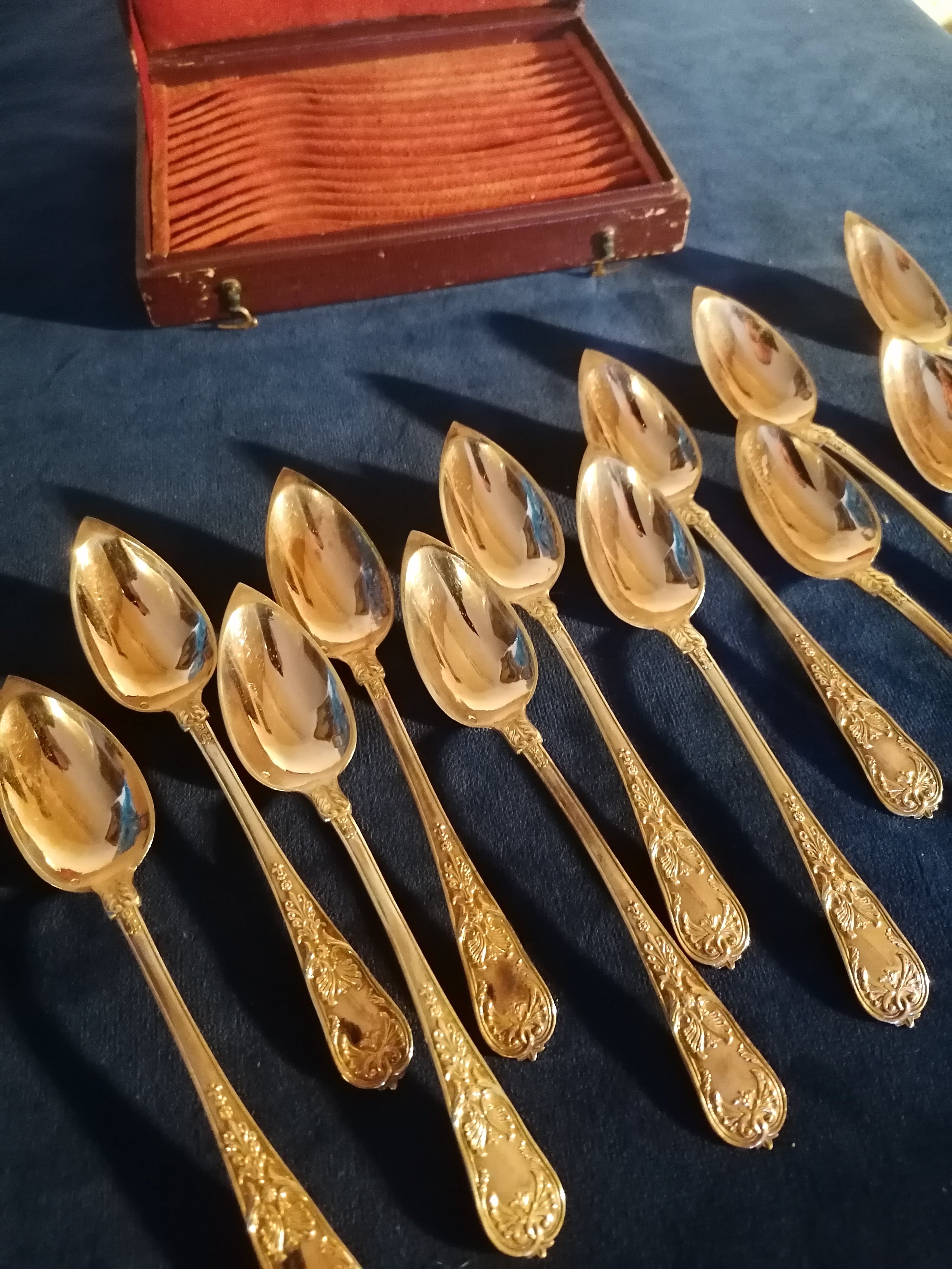 Douze Petites Cuillères En Vermeil Dans Leur Coffret d'Orig Douze Petites Cuillères En Vermeil Dans Leur Coffret d'Orig