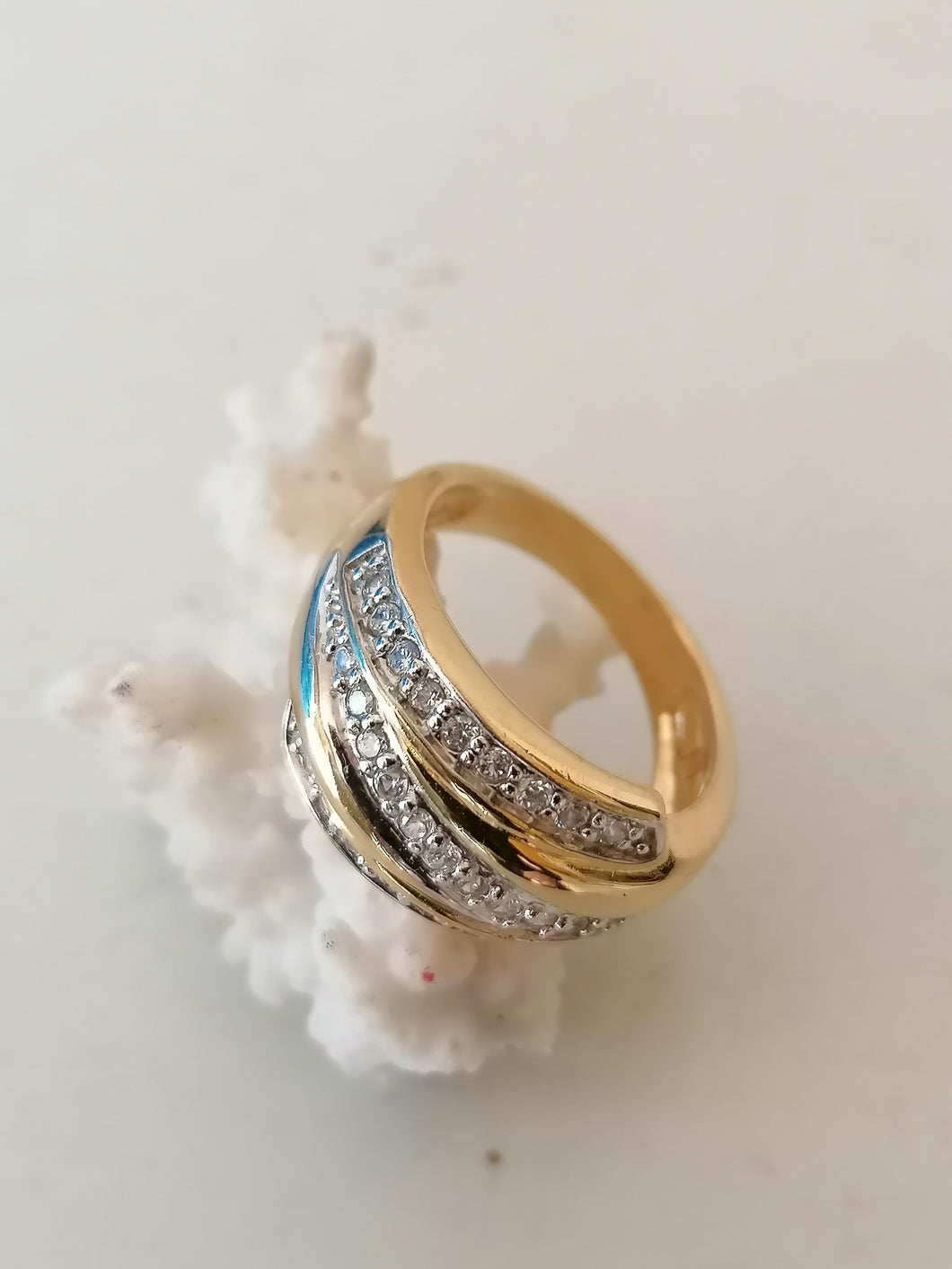 Bague doré avec cristaux 