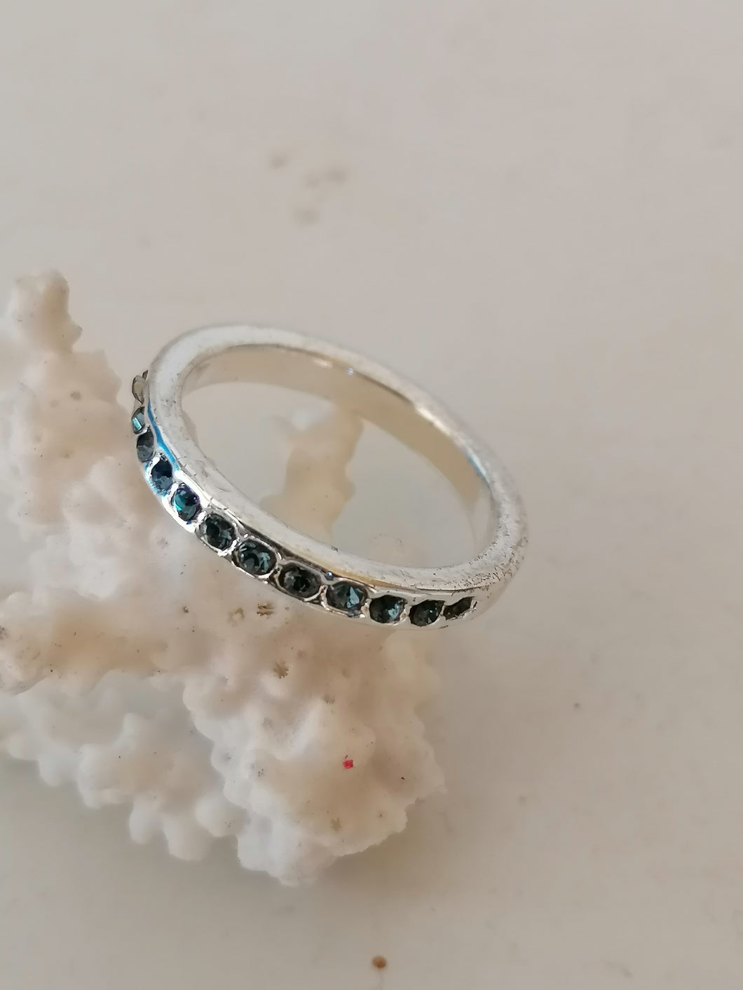 Bague doré avec cristaux bleu 