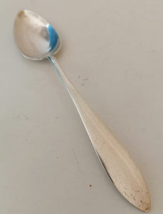 Une cuillère à dessert 19ème en argent massif. 