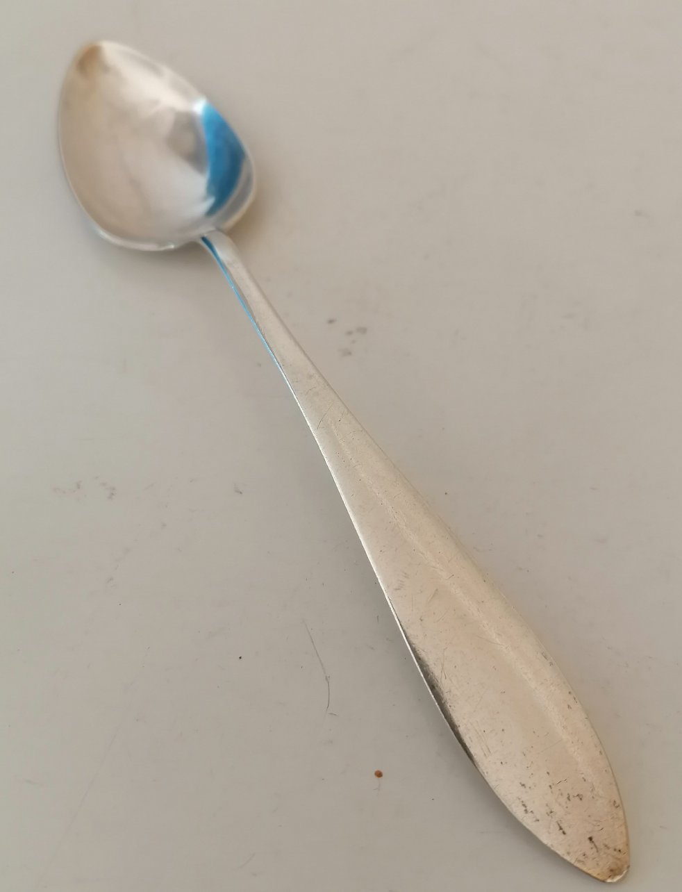 Une cuillère à dessert 19ème en argent massif. 