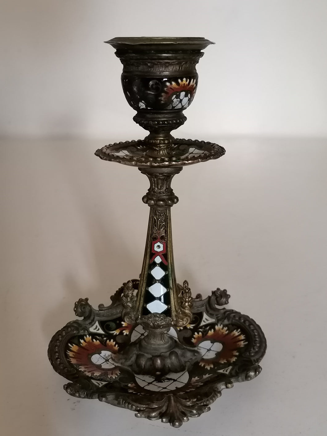 Bougeoir en bronze et peinture émaillé, travail fin