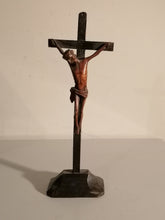 Charger l&#39;image dans la galerie, Crucifix en bois sculpté 19ème parfait état 

