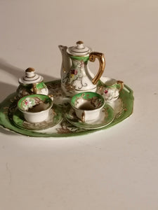 Service en porcelaine de poupée peinte à la main.