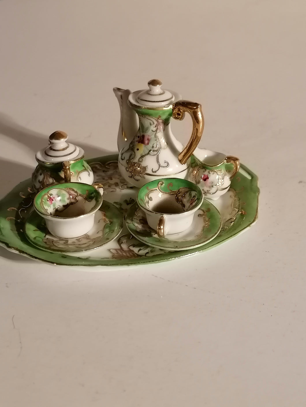 Service en porcelaine de poupée peinte à la main.