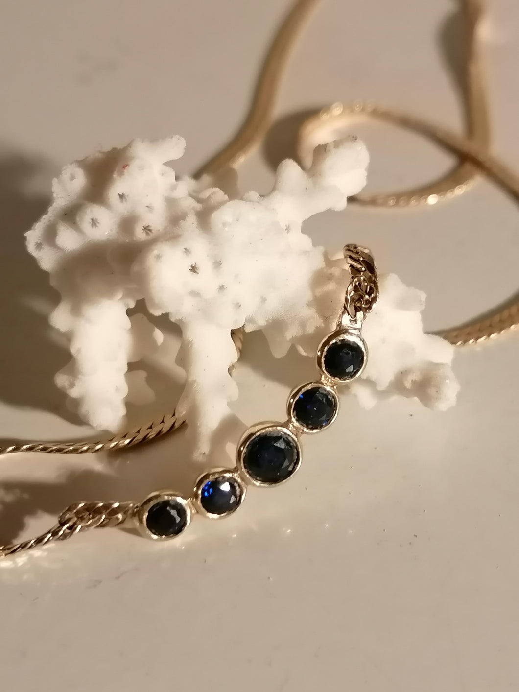 Chaîne en or 14k et 5 saphires taillés et certies