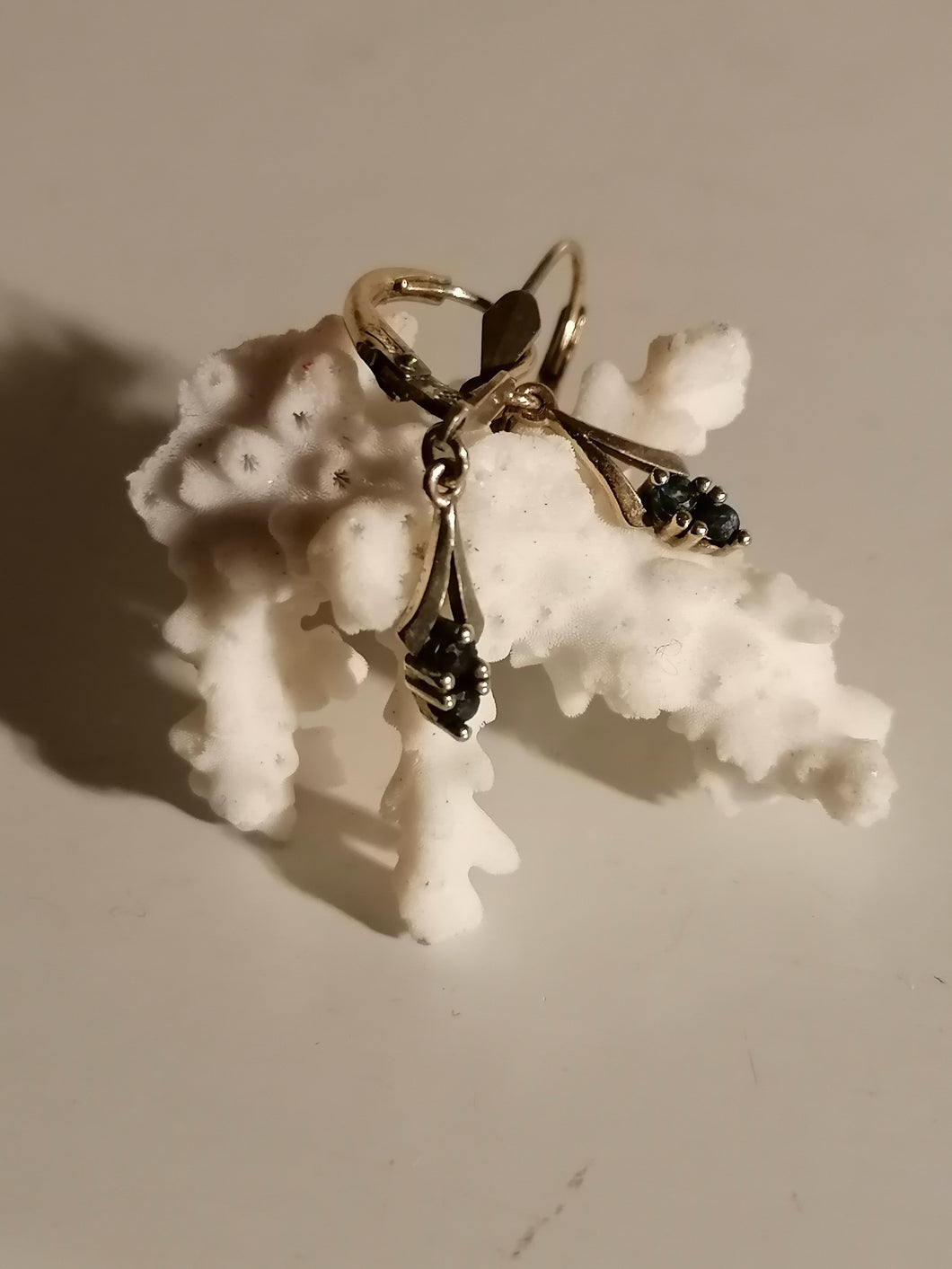 Paire de boucle d'oreille en argent et pierres bleus.