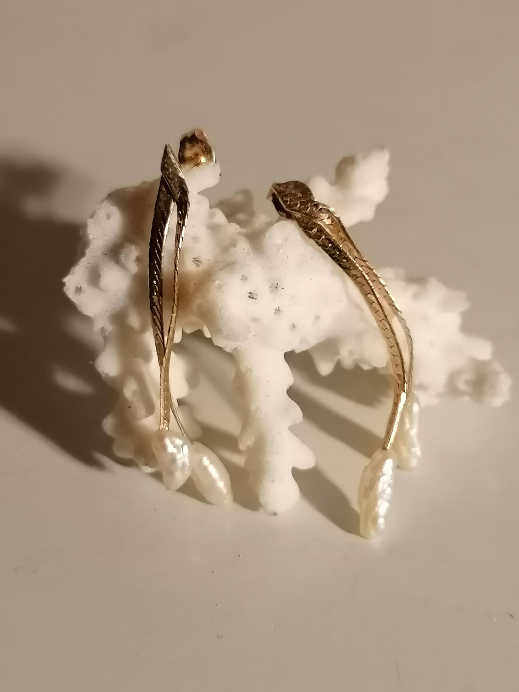 Paire de clous d'oreille en or 14k et perle d'eau douce. 
