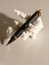 Charger l&#39;image dans la galerie, Pendentif crayon avec bec et anneau en or 18k

Poids total 2,5g
