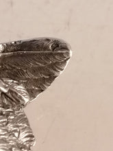 Charger l&#39;image dans la galerie, Exceptionnelle paire d&#39;anges en argent massif.

Travail Français probablement de Jules Wièse orfèvre du milieu XIXème
