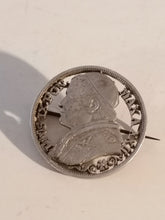 Charger l&#39;image dans la galerie, Broche avec monnaie italienne en argent , et pontife 
