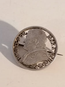 Broche avec monnaie italienne en argent , et pontife 