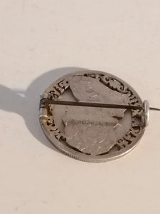 Broche avec monnaie italienne en argent , et pontife 