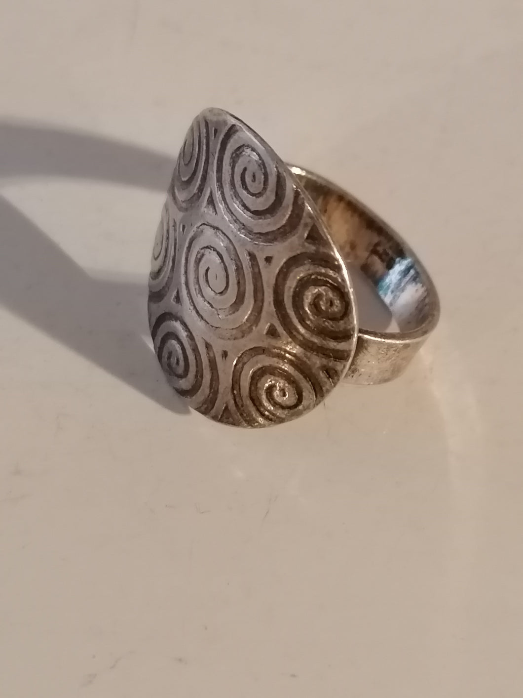 Bague en argent massif avec décors spirale 